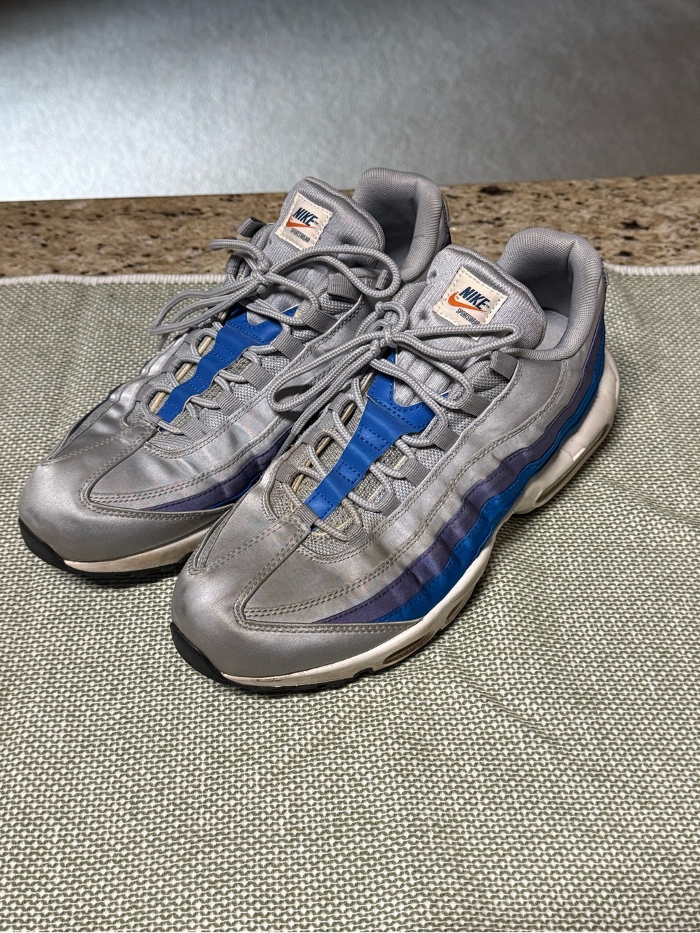 Nike Men's Grey Sneakers with Blue Accents